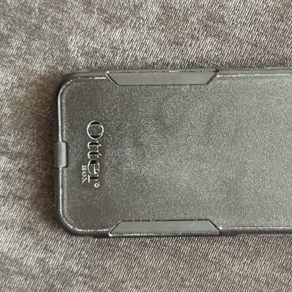 iPhone 11 Otterbox - Picture 4 of 4